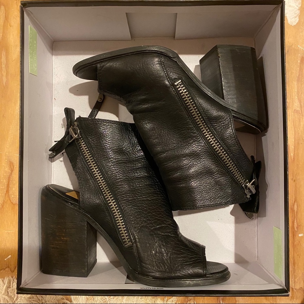 Dole Vita Port Sandals Black Leather Size 7.5